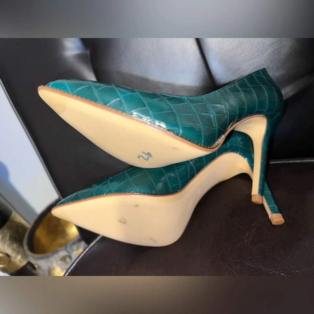 BCBGENERATION Hallix Gold Chain Stiletto Pumps Heels Women’s size 5.5 M - Picture 11 of 15